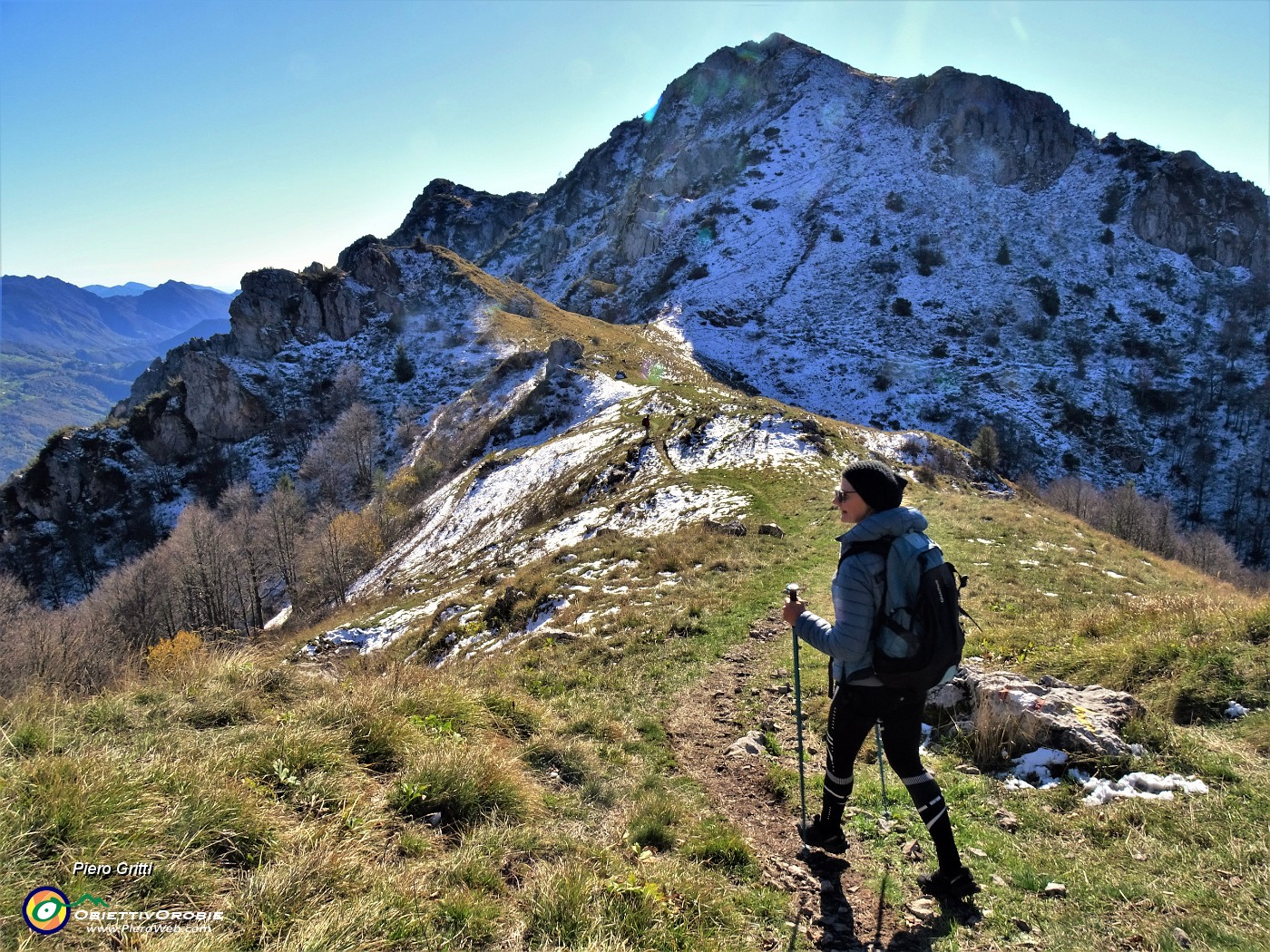 73 Al Passo di Grialeggio (1690 m) col versante nord del Cancervo in ombra ancora imbiancato di neve.JPG -                                